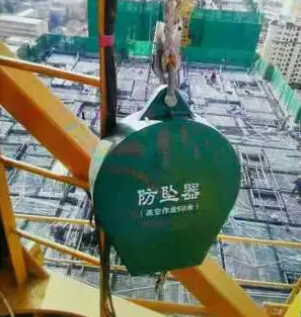 塔吊安全防墜器重達(dá)60斤，怎么輕松懸掛到塔吊上