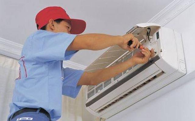 空調(diào)清理過程中德國(guó)伊卡防墜器進(jìn)行安全保護(hù)