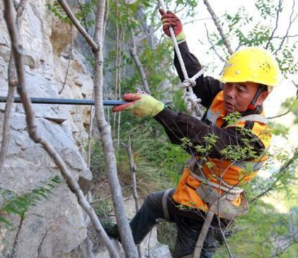 高空懸吊清危石 只為山下火車(chē)安全通行